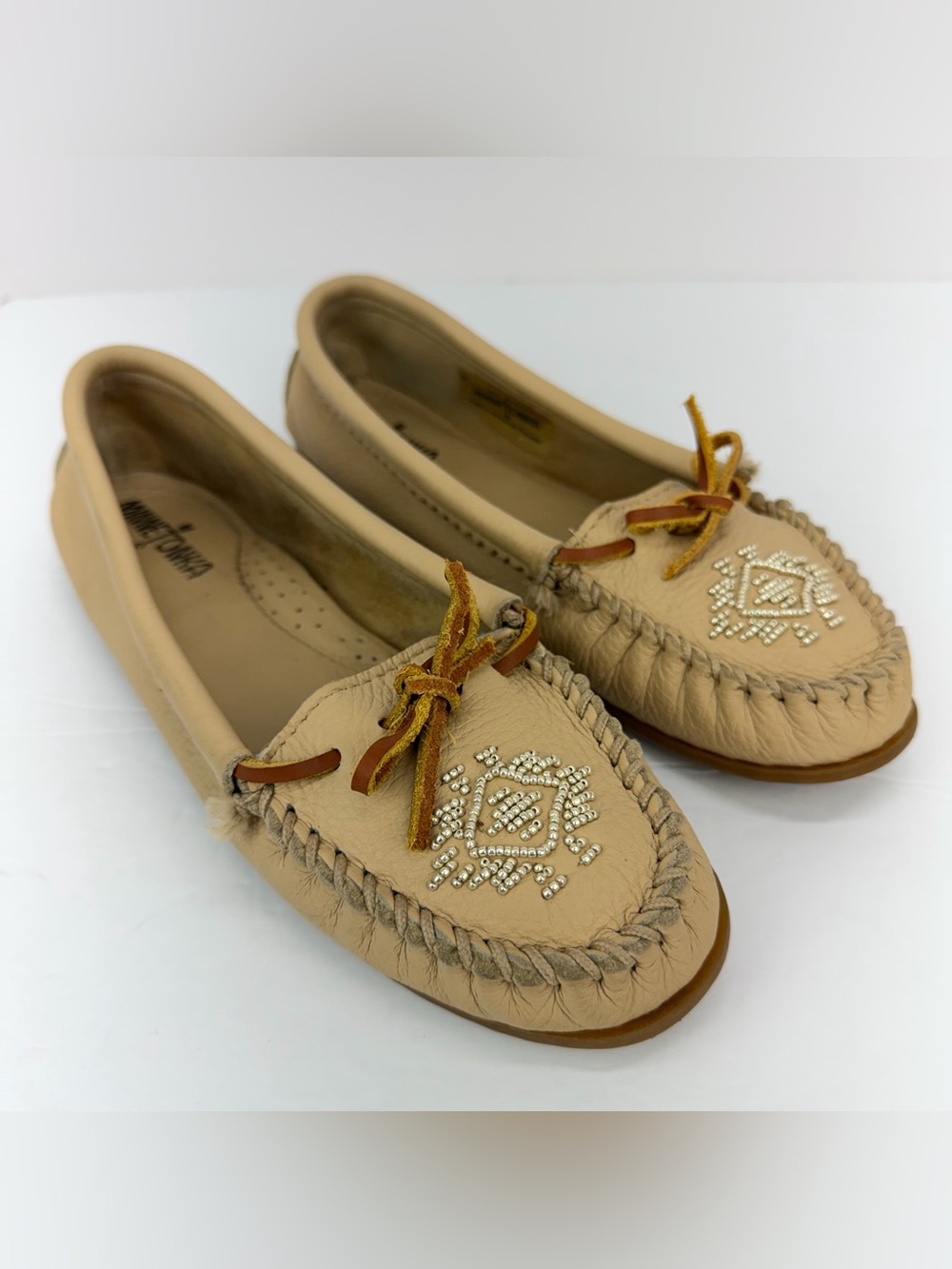 Minnetonka size 8.5 Women's Cream Champagne Deerskin Beaded Moccasin Loafers